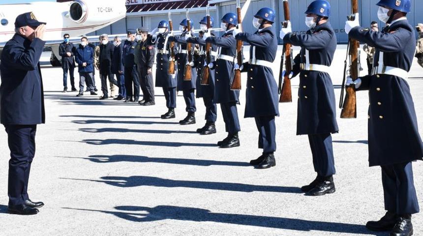 Bakan Akar ve komutanlar sınırda