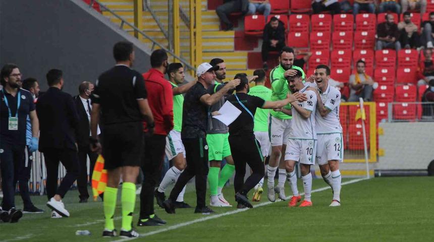 Konyaspor, Göztepe'yi de yıktı ve milli araya mutlu gitti!