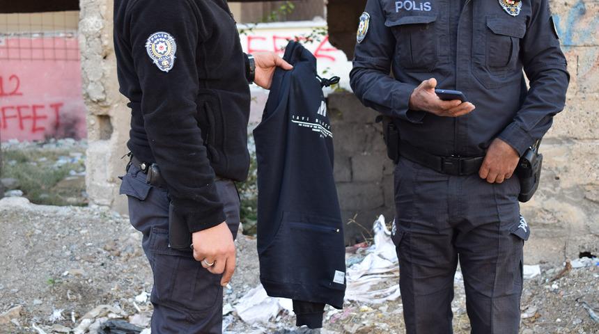 Ters kelepçeli halde adliyeye götürülürken polislerin elinden kaçtı!