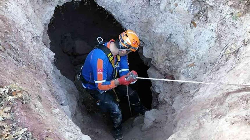 Define bulmak isterken kazdığı kuyuda mahsur kaldı
