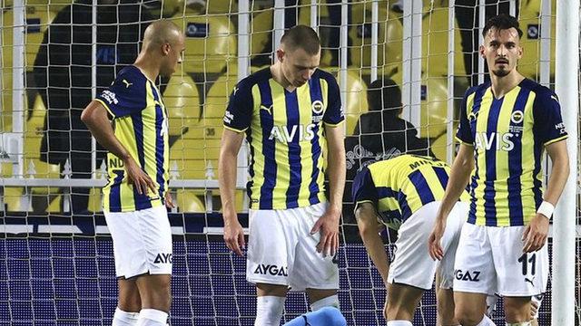 Fenerbahçe'den rekor! Top 4 kez direkten döndü