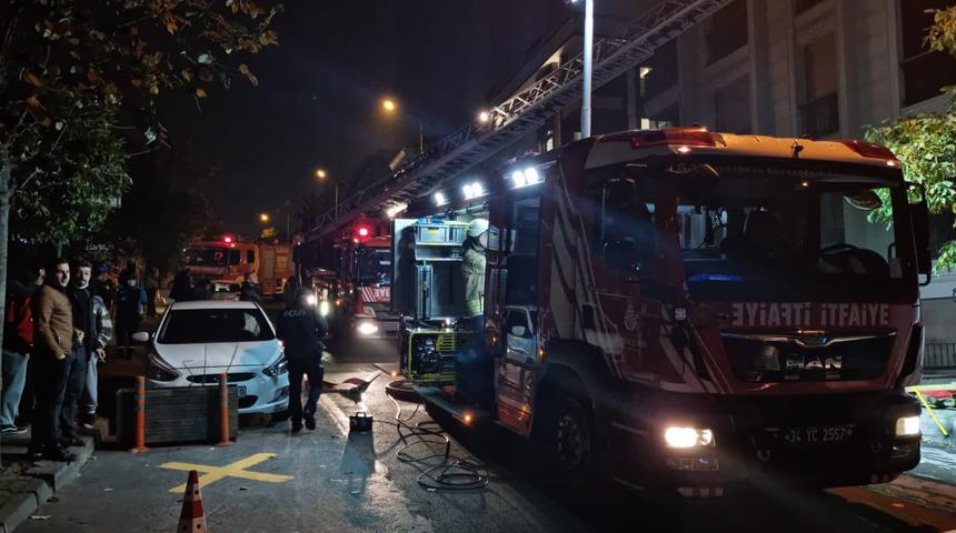 Şişli'de 3 katlı binada yangın! Mahsur kalanlar kurtarıldı