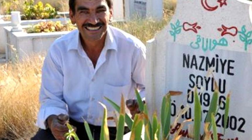 Annesinin &ouml;l&uuml;m&uuml;ne de g&uuml;ld&uuml;