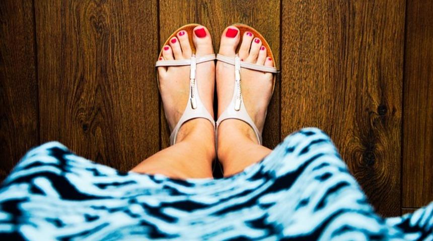 B&uuml;y&uuml;k bir masrafla karşılaşabilirsiniz! Yazlık ayakkabılarınızı bu y&ouml;ntemlerle saklamazsanız...