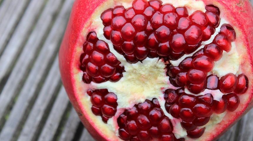 Çarşıdan bir tane alıp eve gelince içinde binbir derdin şifasını bulabileceğiniz narla yapılan lezzetli tarifler