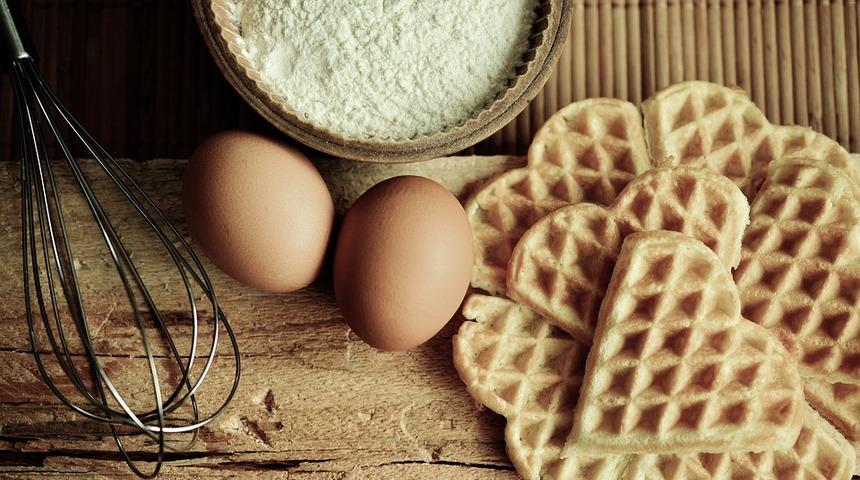 Evde lezzetli bir waffle pişirmek için makineye ihtiyacınız yok! İşte tost makinesi ve tavada waffle tarifleri