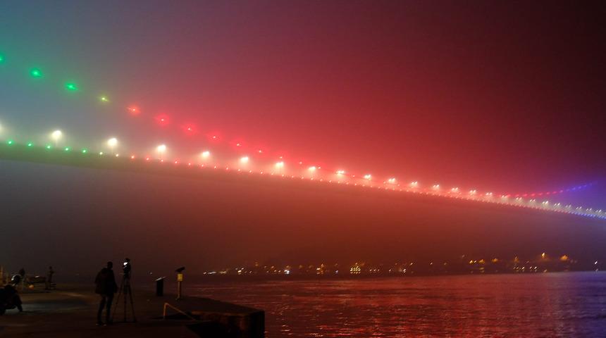 Fatih Sultan Mehmet Köprüsü Azerbaycan bayrağının renkleriyle aydınlandı!