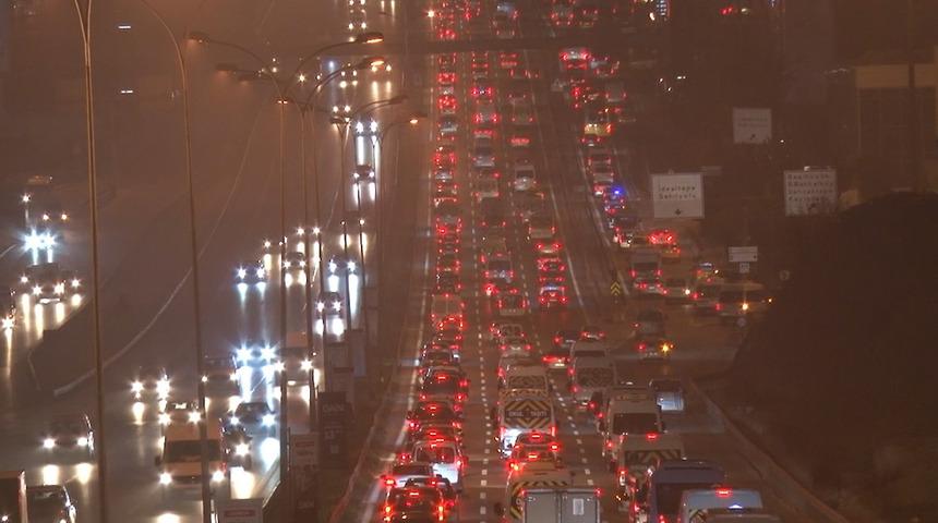 Sabahın ilk saatlerinde başladı! İstanbul trafiğine sis engeli