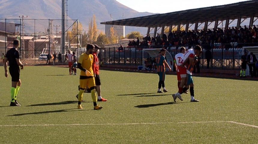 Yeşil sahada ilginç olay! Rakibini sırtında taşıdı