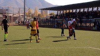 Yeşil sahada ilginç olay! Rakibini sırtında taşıdı