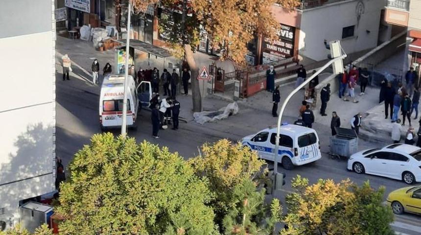 Otobüs durağında kanlı infaz! Garson hayatını kaybetti