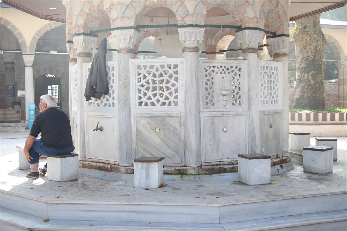 Kocaeli'de Mimar Sinan'ın yaptığı caminin şadırvanındaki tarihi musluklar &ccedil;alındı