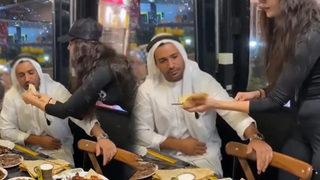 Türk restorandan skandal tanıtım! Arap müşterilere elleriyle yemek yedirdiler