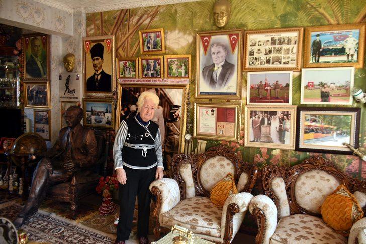 Evini Atatürk müzesine çevirdi, heykeli bile var! "Tüm evi doldursunlar yine doymuyorum" G1