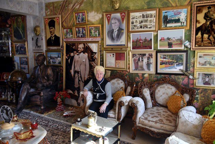 Evini Atatürk müzesine çevirdi, heykeli bile var! "Tüm evi doldursunlar yine doymuyorum" G2