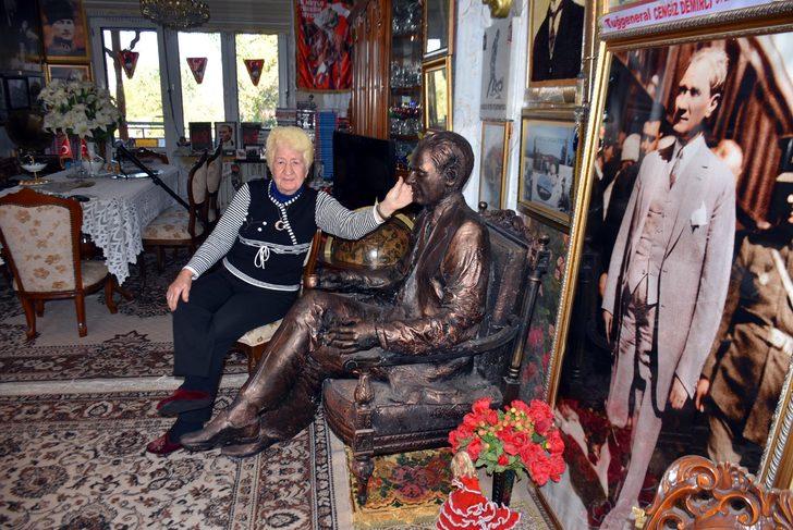 Evini Atatürk müzesine çevirdi, heykeli bile var! "Tüm evi doldursunlar yine doymuyorum" G3