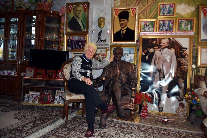 Evini Atatürk müzesine çevirdi, heykeli bile var! "Tüm evi doldursunlar yine doymuyorum" G4