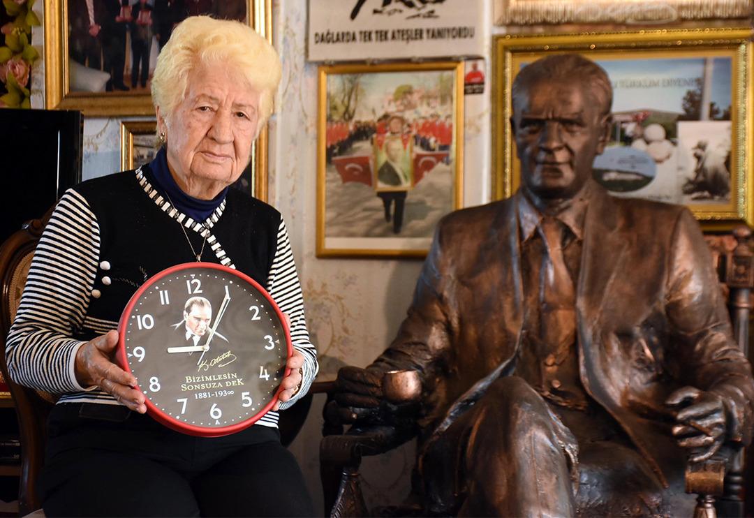 Evini Atat&uuml;rk m&uuml;zesine &ccedil;evirdi, heykeli bile var! "T&uuml;m evi doldursunlar yine doymuyorum"