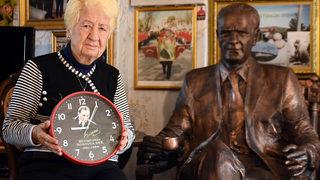 Evini Atatürk müzesine çevirdi, heykeli bile var! Tüm evi doldursunlar yine doymuyorum