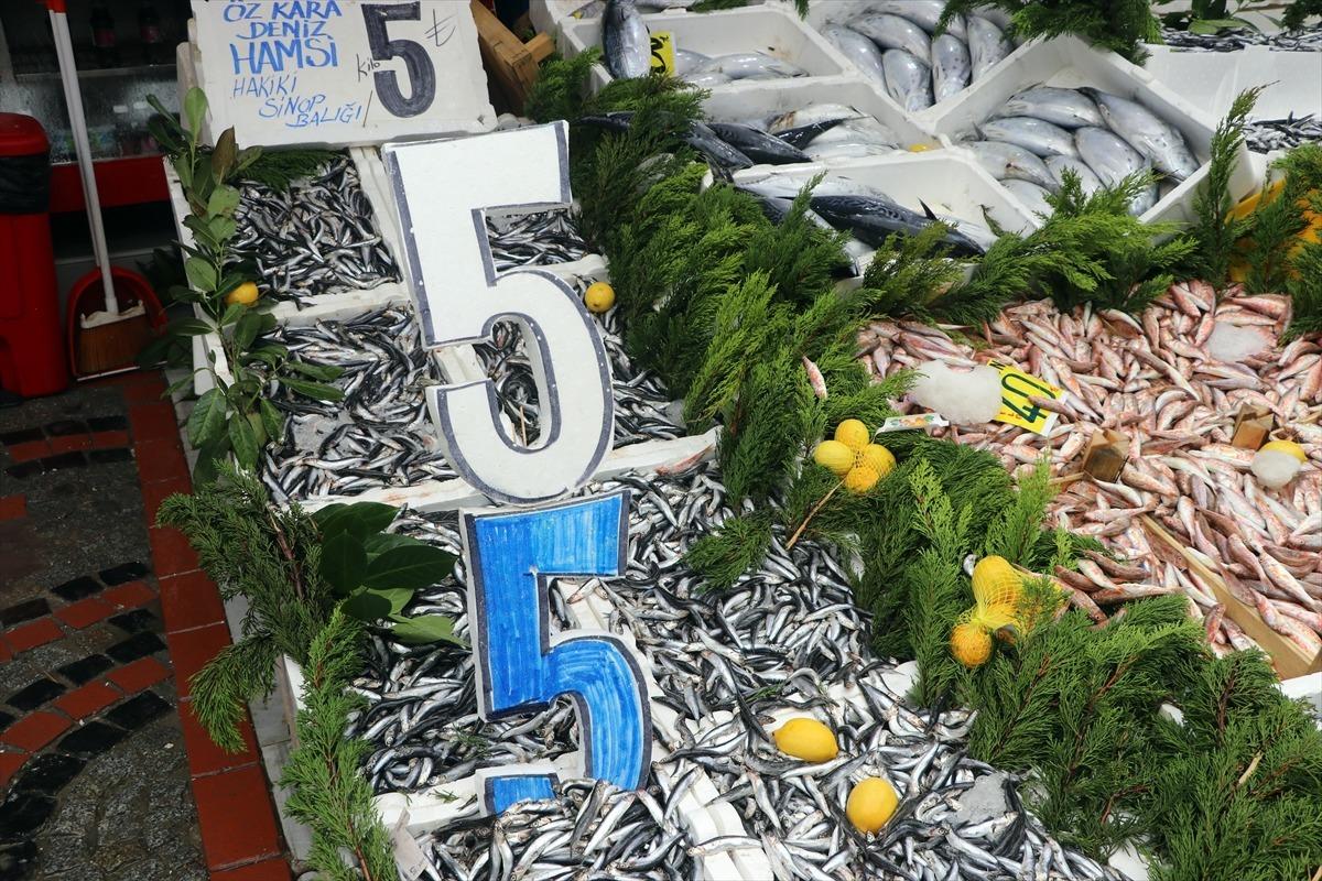 Edirne'de kilogramı 5 liradan satılan hamsi vatandaşlardan ilgi g&ouml;r&uuml;yor