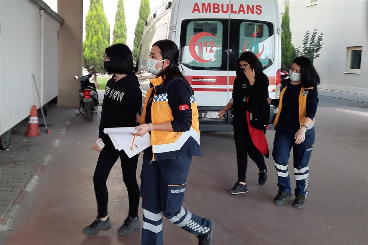 G&Uuml;NCELLEME - Manisa'da 76 &ouml;ğrenci zehirlenme ş&uuml;phesiyle hastaneye kaldırıldı