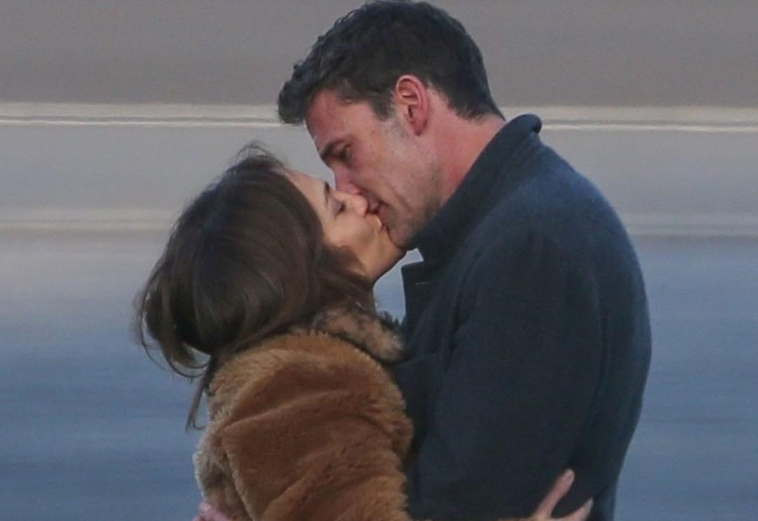 Jennifer Lopez ile Ben Affleck liseli aşıklar gibi 