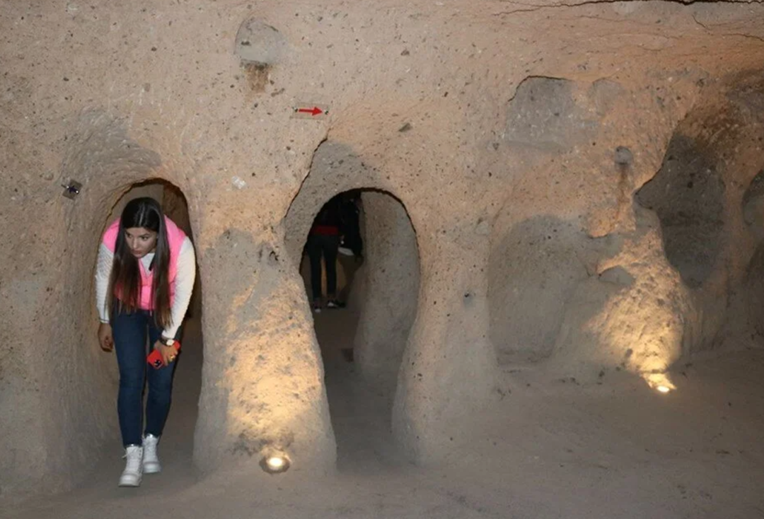 Doğal atmosferiyle b&uuml;y&uuml;l&uuml;yor! Kaymaklı Yer Altı Şehri turistleri gizemli yolculuğa &ccedil;ıkarıyor