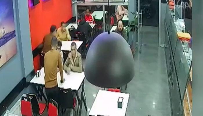Konya'daki deprem, restoranın güvenlik kamerasına yansıdı