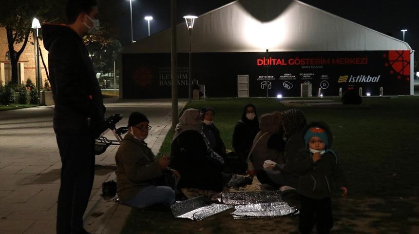 Konya'da depremden korkanlar açık alanlarda bekliyor