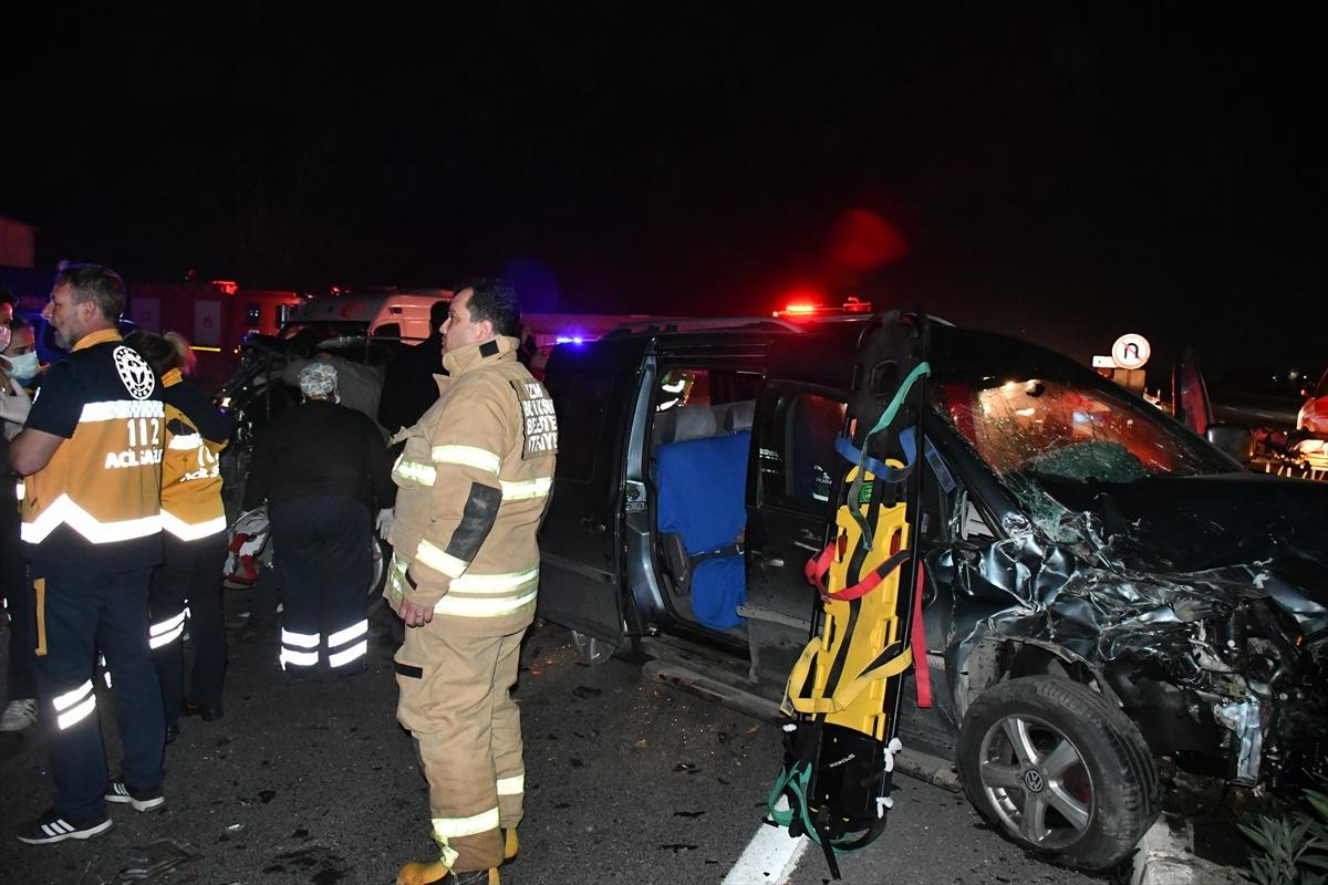 İzmir'de iki hafif ticari ara&ccedil; &ccedil;arpıştı, 1 kişi &ouml;ld&uuml;, 3 kişi yaralandı
