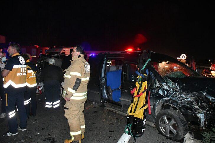 İzmir'de iki hafif ticari araç çarpıştı, 1 kişi öldü, 3 kişi yaralandı G1