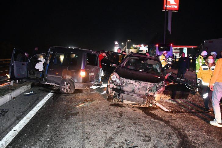İzmir'de iki hafif ticari araç çarpıştı, 1 kişi öldü, 3 kişi yaralandı G2