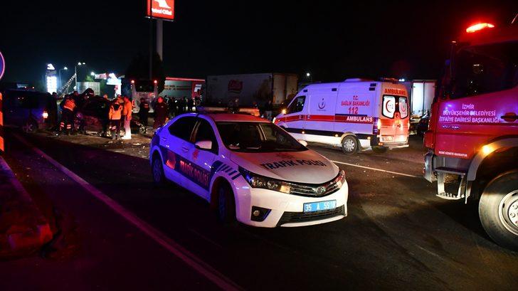 İzmir'de iki hafif ticari araç çarpıştı, 1 kişi öldü, 3 kişi yaralandı G3