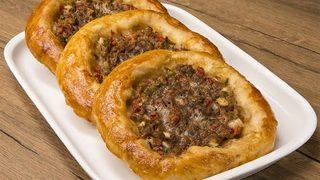 Bursa'nın lahmacun ve pideyi aynı tarifte buluşturduğu damak çatlatan yemek: Cantık!