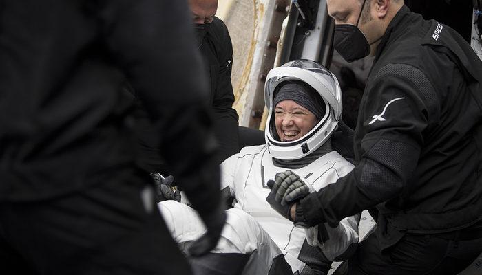 Başardılar! 4 astronot, SpaceX'in uzay aracı ile eve döndü