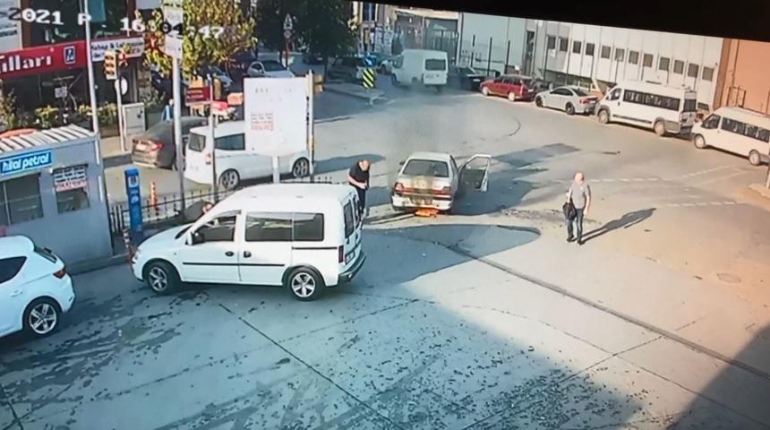 Dehşete düşüren anlar! Akaryakıt istasyonunda yanan otomobil korkuttu