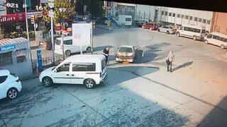 Dehşete düşüren anlar! Akaryakıt istasyonunda yanan otomobil korkuttu