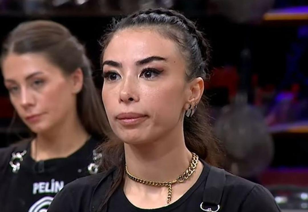 MasterChef Burcu &Ouml;nal, eşini &ouml;pmelere doyamadı! ''Burak &Ouml;z&ccedil;ivit'le evlendiğini bilmiyordum!''