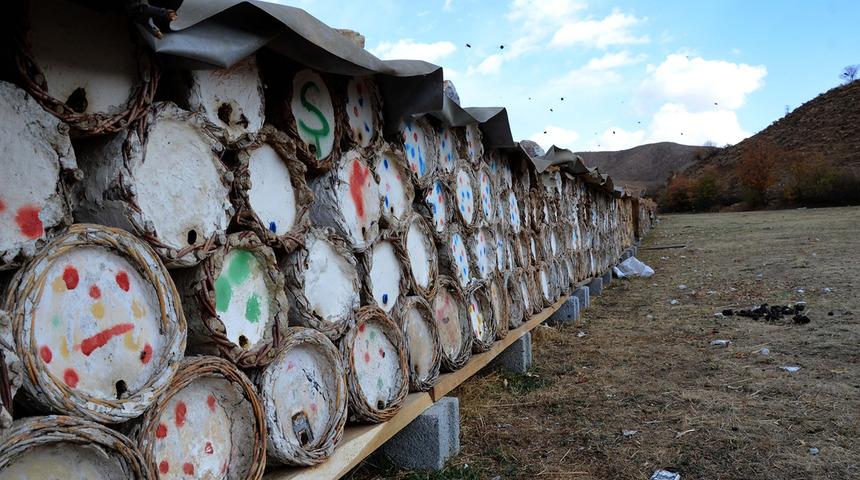 Bu balın dünya birinciliği var! Etrafı çamurla sıvanıyor, 3 bin rakımlı yayladan sofraya geliyor 