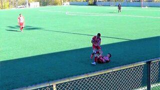 Maçın ortasında takım arkadaşını tekme tokat dövdü