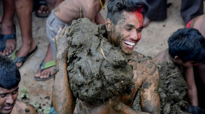 Her yıl Hindistan’da düzenlenen Diwali festivalinde katılımcılar birbirlerine inek dışkısı fırlatıyor