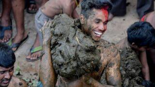 Her yıl Hindistan’da düzenlenen Diwali festivalinde katılımcılar birbirlerine inek dışkısı fırlatıyor