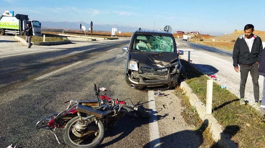 Konya'da hafif ticari araçla çarpışan motosikletin sürücüsü öldü
