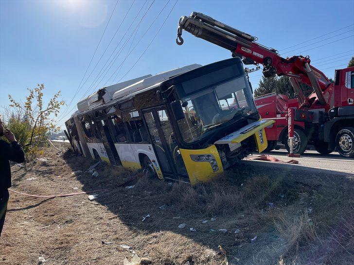 GÜNCELLEME - Konya'da belediye otobüsünün elektrik direğine çarpması sonucu 17 kişi yaralandı G4
