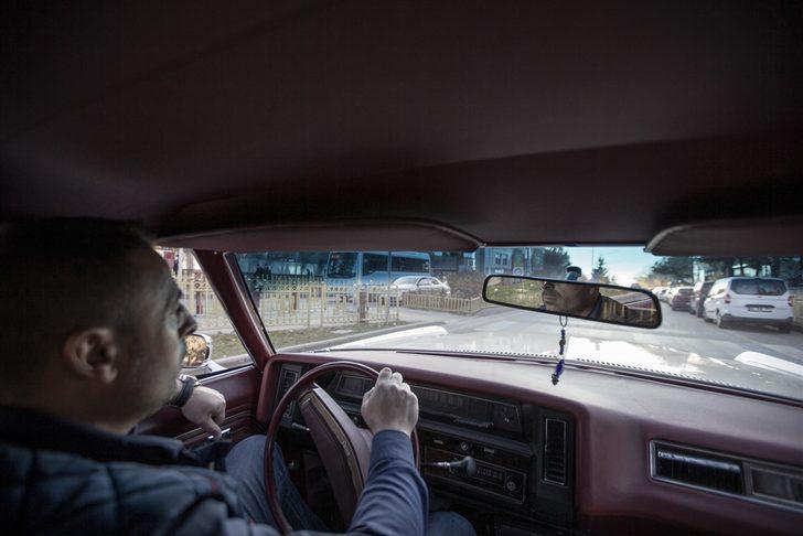 Erzurumlu esnaf merhum Alparslan Türkeş'in eski klasik otomobiline gözü gibi bakıyor G3