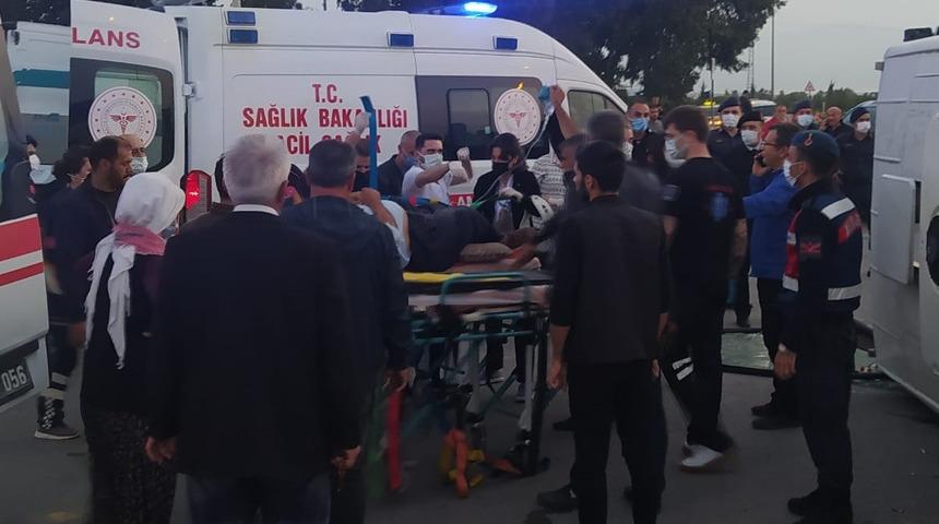 İzmir’de işçileri taşıyan iki midibüs çarpıştı: 5’i ağır 45 yaralı