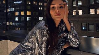 Hande Erçel siyah mini elbisesiyle poz verdi! Hayranları beğeni yağdırdı