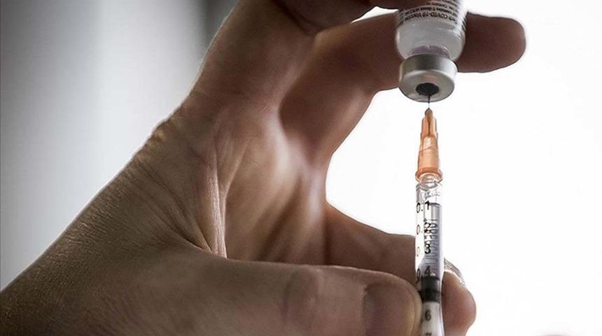 Pfizer-BioNTech, ABD'deki tüm yetişkinlere 3. doz aşının uygulanması için onay istedi