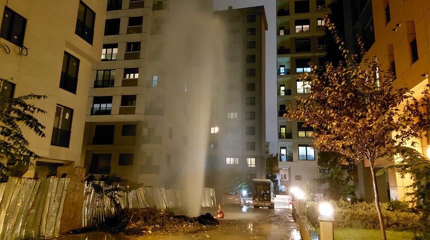 Kadıköy'de ilginç görüntü! Çalışma sırasında boru patladı, metrelerce yükseğe su fışkırdı