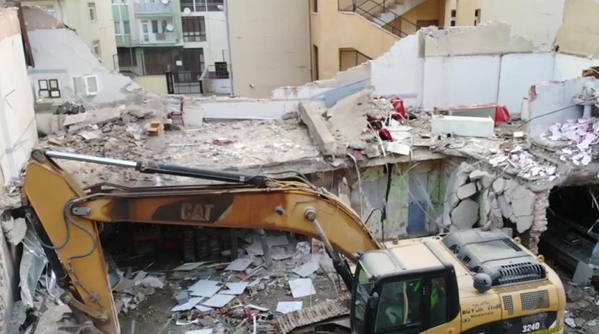 Malatya'da &ccedil;&ouml;ken binada son durum! Hasarın boyutu g&uuml;n ağarınca ortaya &ccedil;ıktı